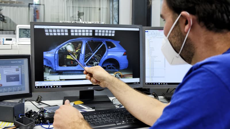 Ein ADAC-Mitarbeiter schaut sich ein Bild des Crashtest Rückhaltesysteme auf einem Computerbildschirm an.