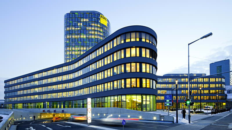 Die ADAC Zentrale in München Abends beleuchtet