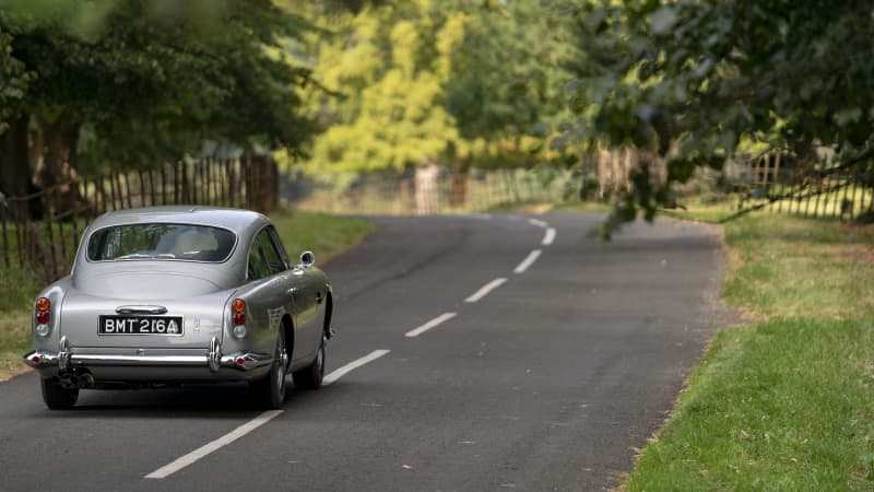 Der Aston Martin Goldfinger fährt auf einer Landstrasse