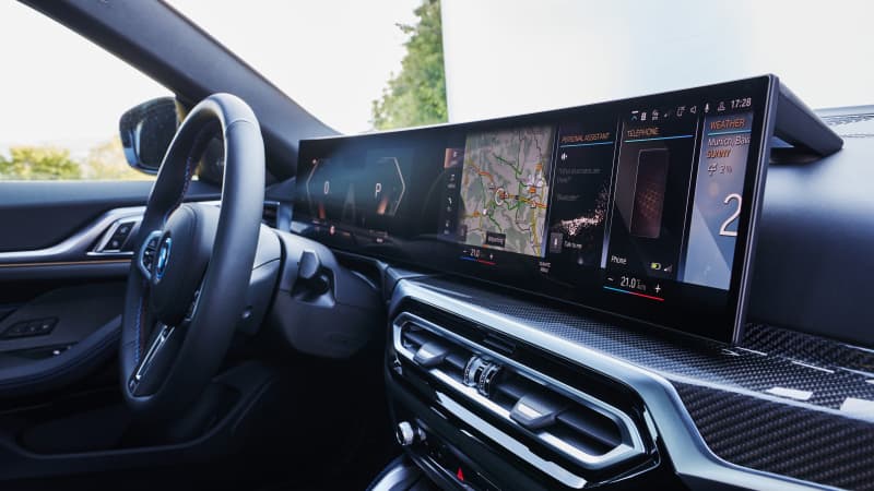 Das Cockpit des neuen BMW i40 M50 mit Lenkrad und Display seitlich fotografiert