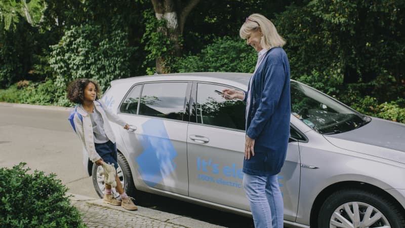 Frau und Kind nutzen Carsharing Auto