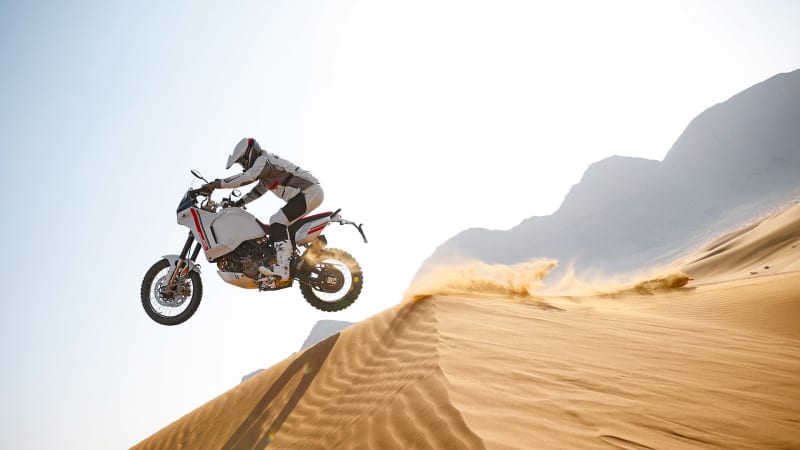 Die neue Ducati Dessert X bei einer wilden Fahrt durch die Wüste