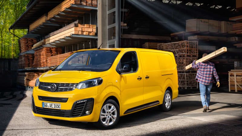 Der Elektrotransporter Vivaro-e von Opel in gelb als Langversion