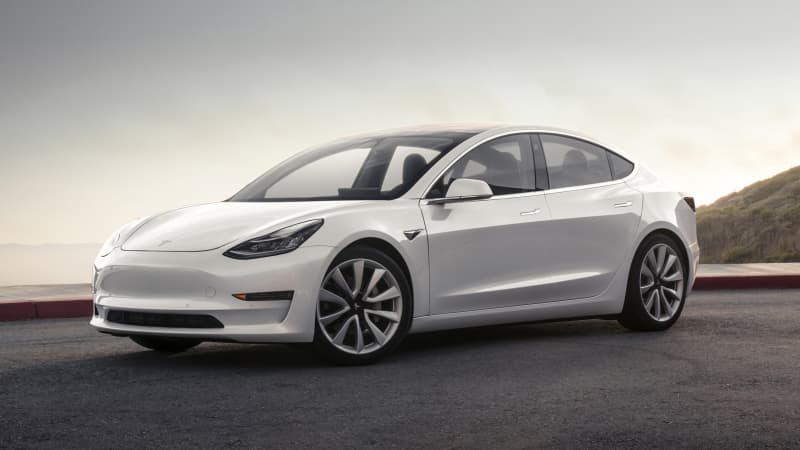 Weisser Tesla Model 3 steht auf einer Straße