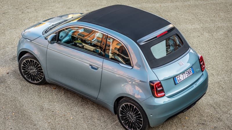 Der neue Fiat 500 in blau und mit Faltdach von oben fotografiert