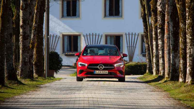 roter Mercedes CLA Coupe steht in Allee