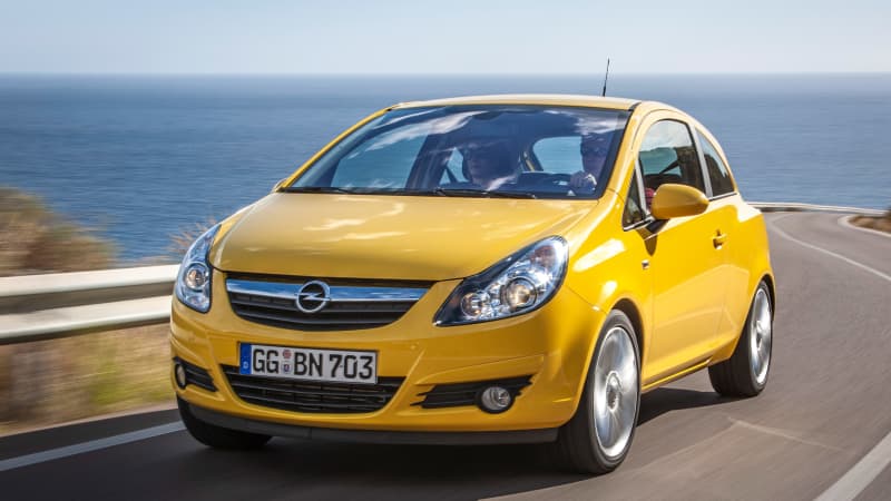 Der gelbe Opel Corsa ist ein Gebrauchtwagenbesteller aus dem Jahr 2010