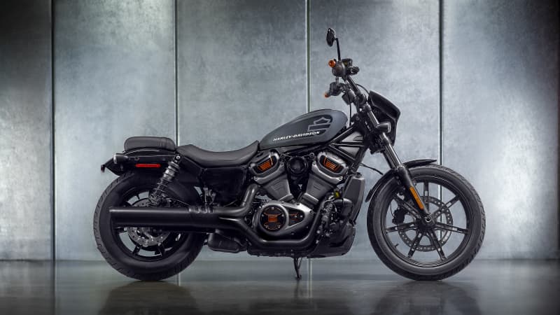Seitenansicht einer stehenden Harley-Davidson Nightster