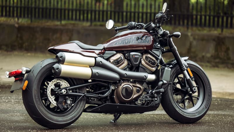 Eine Harley Davidson Sportster S steht auf einer Straße, seitlich zu sehen