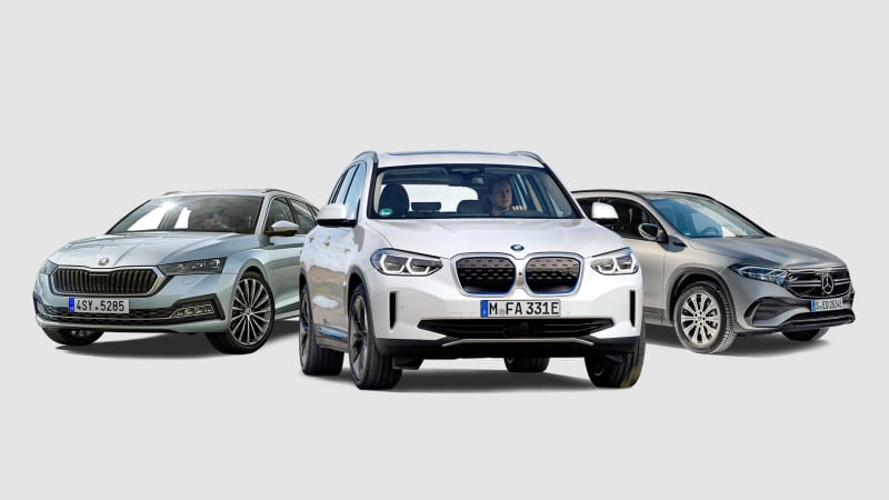 Ein Skoda Octavia Combi, ein BMW ix3 und ein Mercedes EQ a stehend nebeneinander