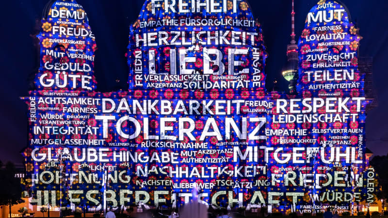Berliner Dom angestrahlt beim Festival of Lights
