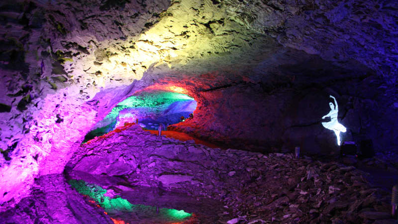 Stiimungsvoll beleuchtetete Barbarossahöhle während dem Impressionen von World of lights Festival