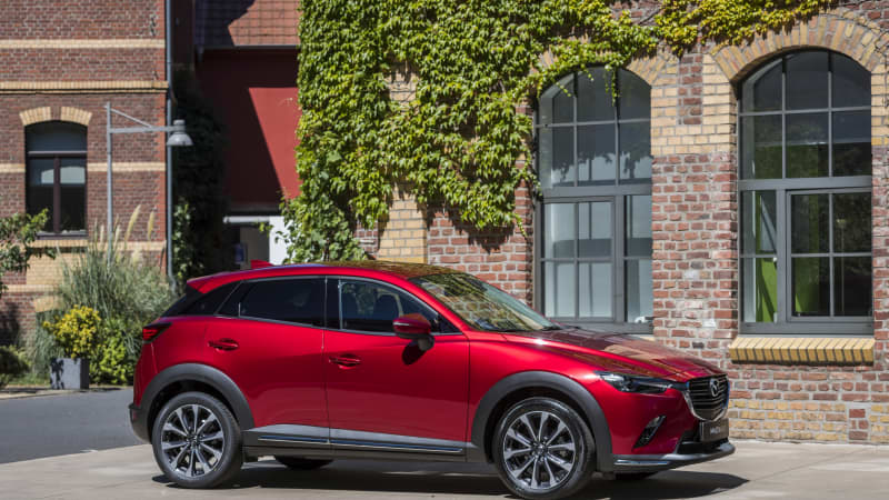 der Mazda CX 3 Modelljahr 2021 steht vor einem Haus