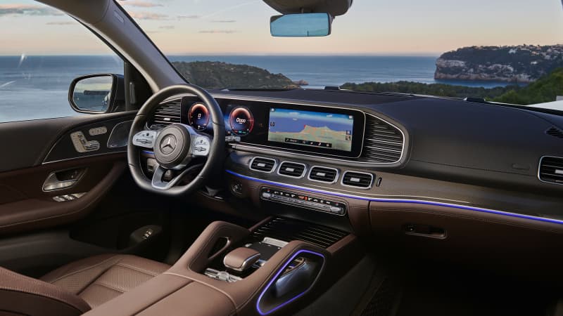 Ins Cockpit des Mercedes GLS sind zwei Bildschirme integriert