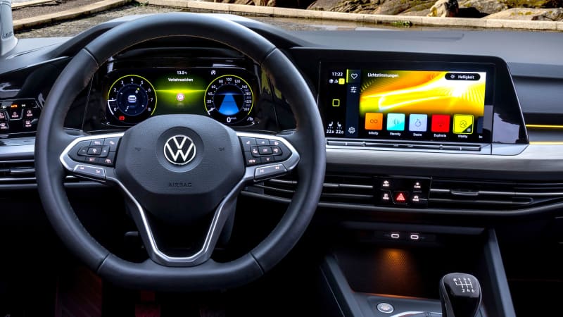 Cockpit des VW Golf 8
