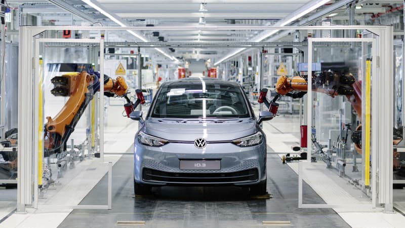 Produktionsstrasse bei VW, zu sehen ist der ID3