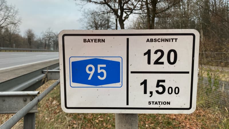 Stationszeichen auf der Autobahn A95