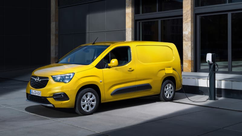Ein gelber Opel Combo life steht auf einem Parkplatz