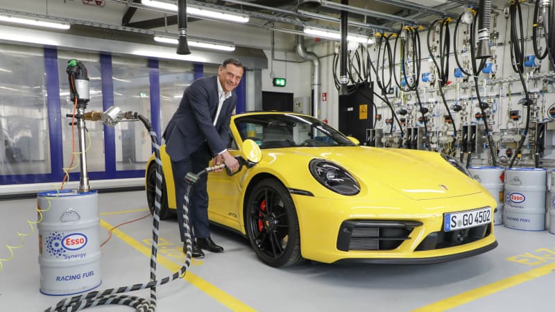 Porsche Entwicklungs- Vorstand Dr. Michael Steiner betankt den neuen Porsche 911 mit synthetischem Kraftstoff