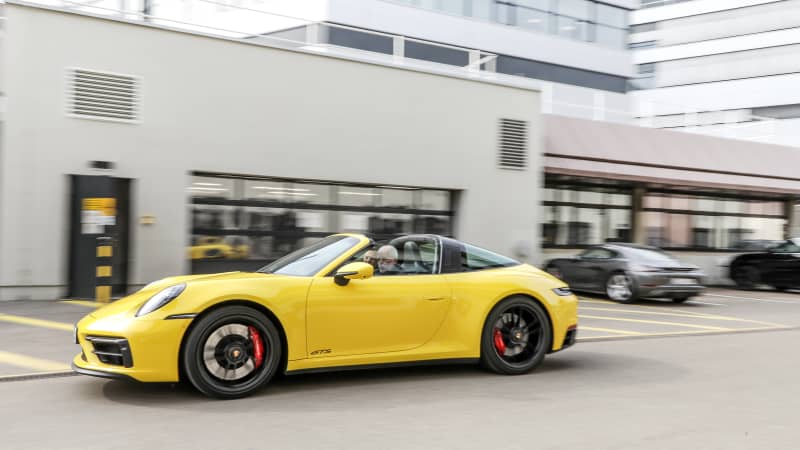 Porsche Entwicklungs- Vorstand Dr. Michael Steiner und ADAC Redakteur Wolfgang Rudschies machen eine Testfahrt mit einem gelben Porsche 911