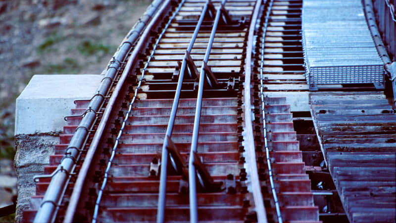 Treppe und Gleise der Niesenbahn