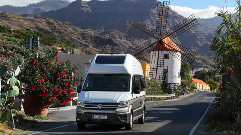 VW Gran California fährt über Gran Canaria