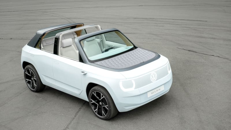 Ein neuer weisser VW ID.2 bzw ID.Life Cabrio von oben fotografiert auf einem Parkplatz