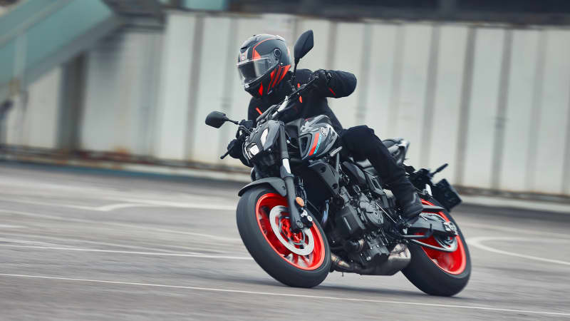 Ein Yamaha MT-07 Motorrad fährt auf einer Straße
