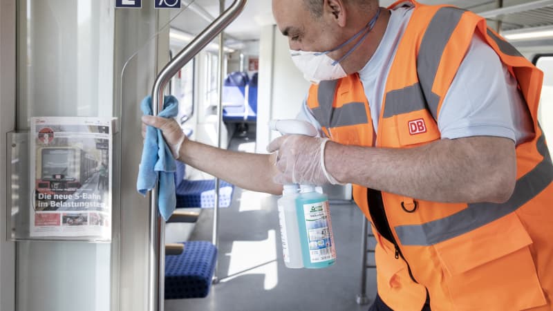 Reinigung eines Regionalzuges  der Deutschen Bahnzur Zeit der Corona Pandemie