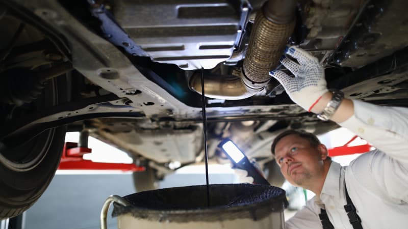 Mechaniker lässt Altöl aus Auto ab