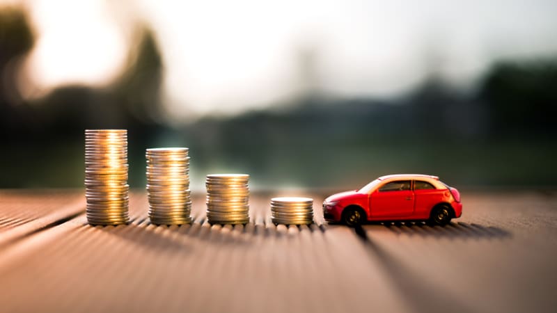 Kosten eines Autos dargestellt mit Münzen