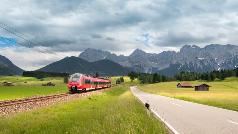 Karwendel Bergpanorama mit modernem Zug im Vordergrund des Bildes bei Mittenwald