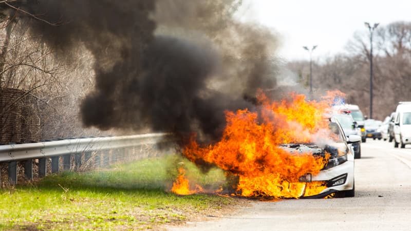 Brennendes Auto auf dem Seitenstreifen