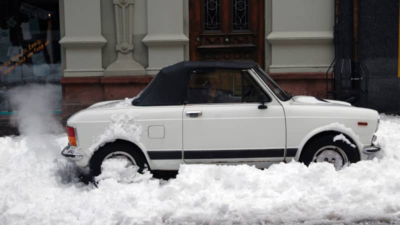 Cabrio parkt mitten in einem Schneehaufen