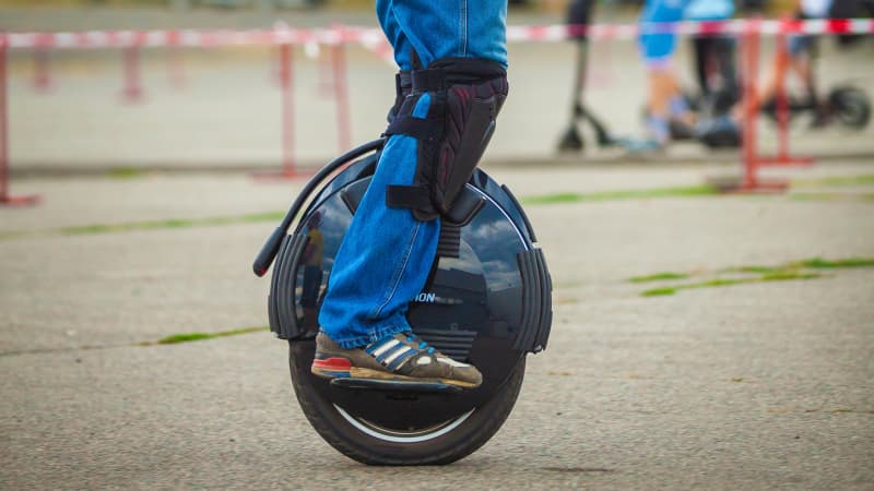 Ein Teenager fährt auf einem Monowheel