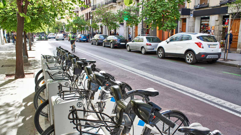 Elektro-Fahrräder auf einer Straße in Spanien