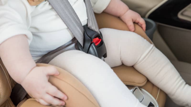 Kind sitzt im Kindersitz im Auto 2019