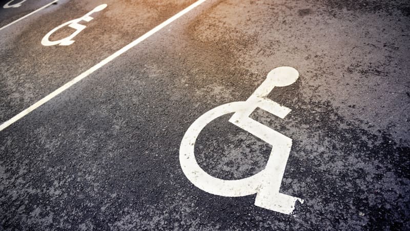 Leerer Behindertenparkplatz