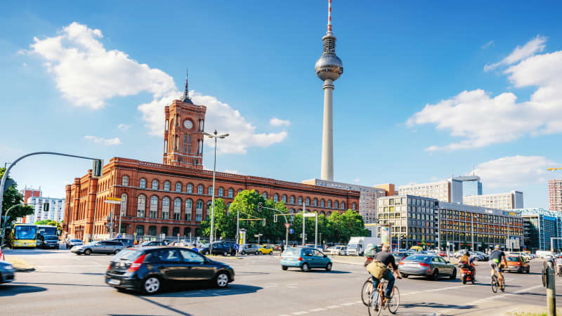 Strassenverkehr in Berlin: Autos und Fahrräder mit Fernsehturm im Hintergrund
