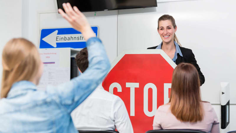 Lehrer mit Unterrichtsunterricht erklären Verkehrszeichen