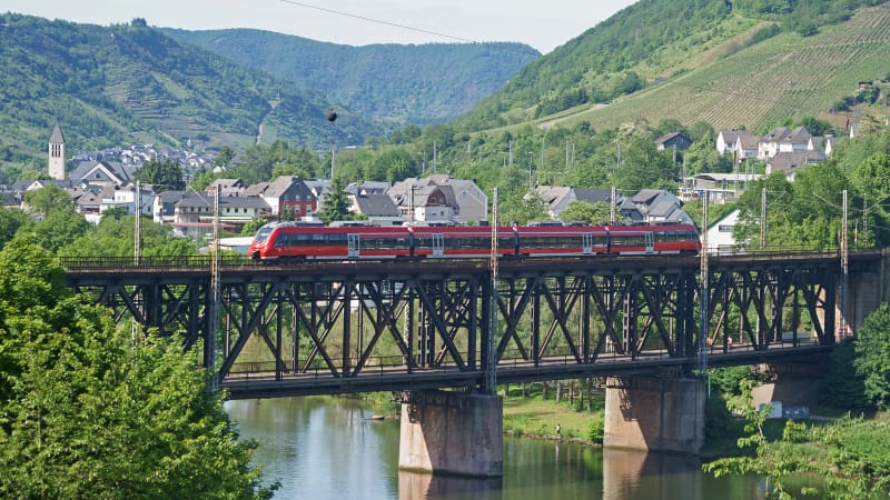 Doppeldecker-Brücke mit Einem Zug führt über einen Fluss