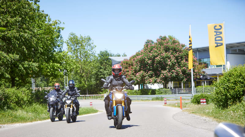 Eine Gruppe Motorradfahrer fährt auf einer Straße