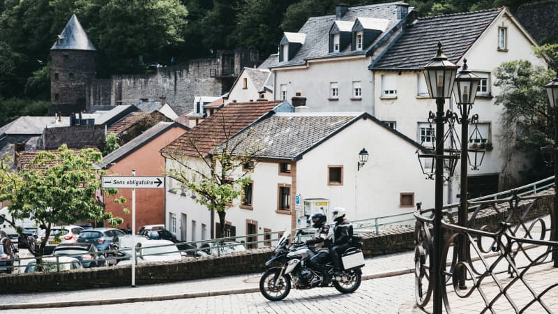 Ein Motorrad fährt durch eine kleine Stadt in Luxemburg