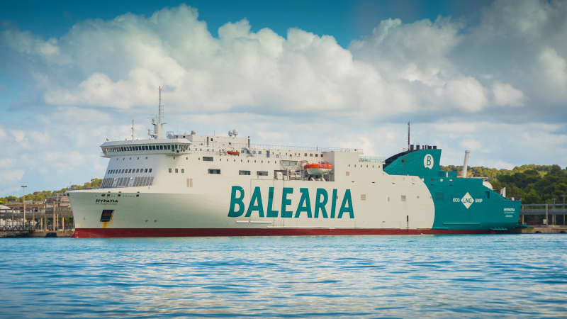 Ein großes Schiff der Rederei Balearia liegt im Hafen