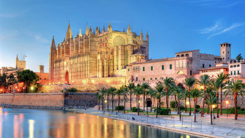 Die Kathedrale in Palma de Mallorca im blauen Licht