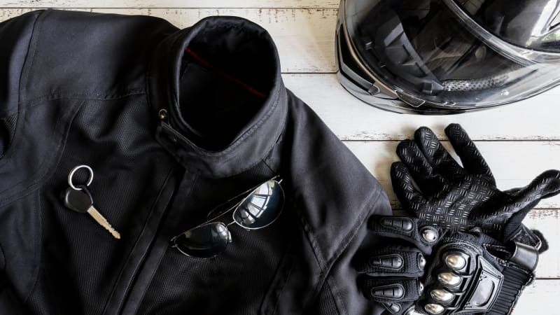 schwarze Schutzbekleidung für Motoradfahrer