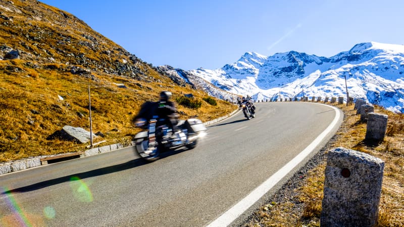 Motorradfahrer an einem sonnigen Tag am Großglockner in Österreich