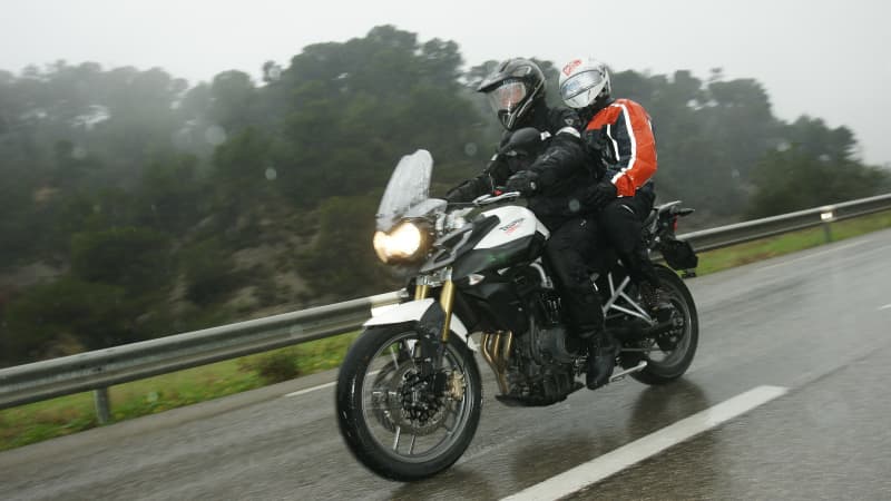 Ein Motorrad unterwegs bei starkem Regen