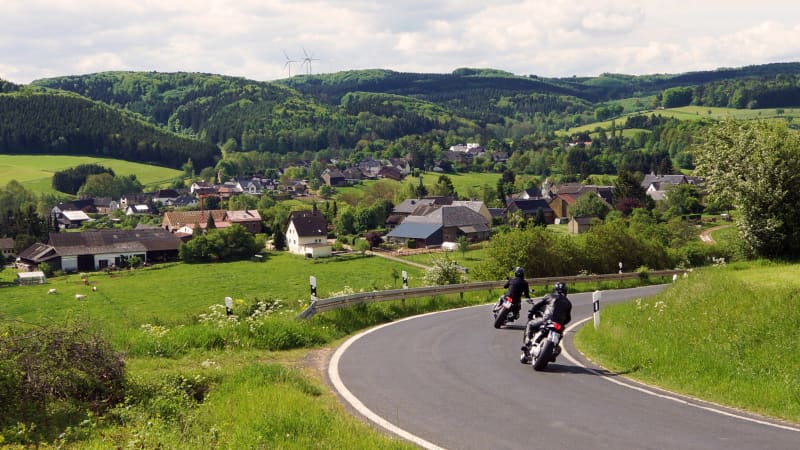 Motorradtour durch die Eifellandschaft bei Nettersheim-Pesch