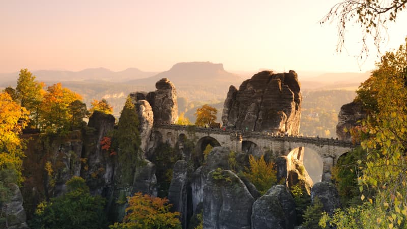 Eine alte Steinbrücke in einer felsigen Landschaft